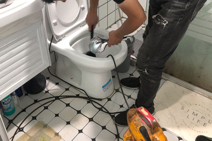 红山街道疏通下水道