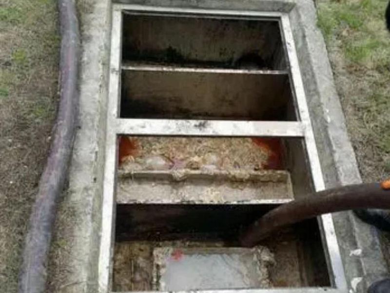 红山街道隔油池清理