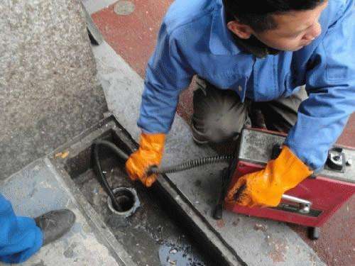 红山街道疏通下水道