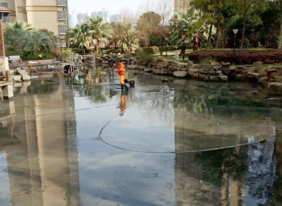 红山街道景观池淤泥清理