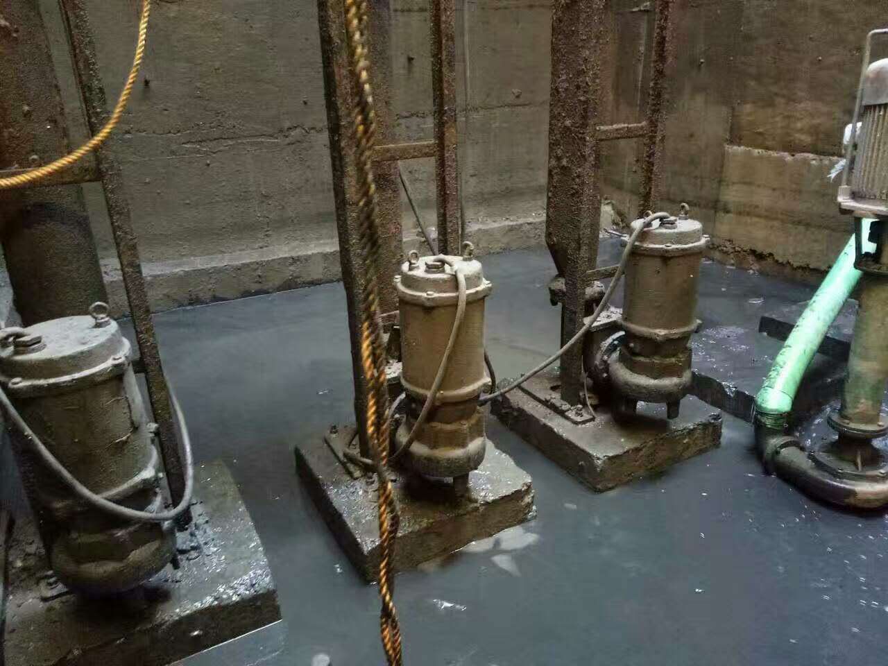 红山街道污水池清理