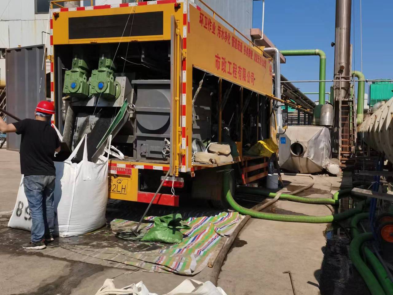 红山街道淤泥压干处理