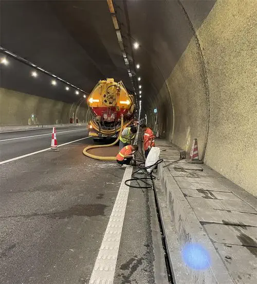 红山街道隧道排水渠清淤